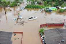 Fotos aéreas muestran inundaciones devastadoras en Hawái después de que se declarara estado de emergencia