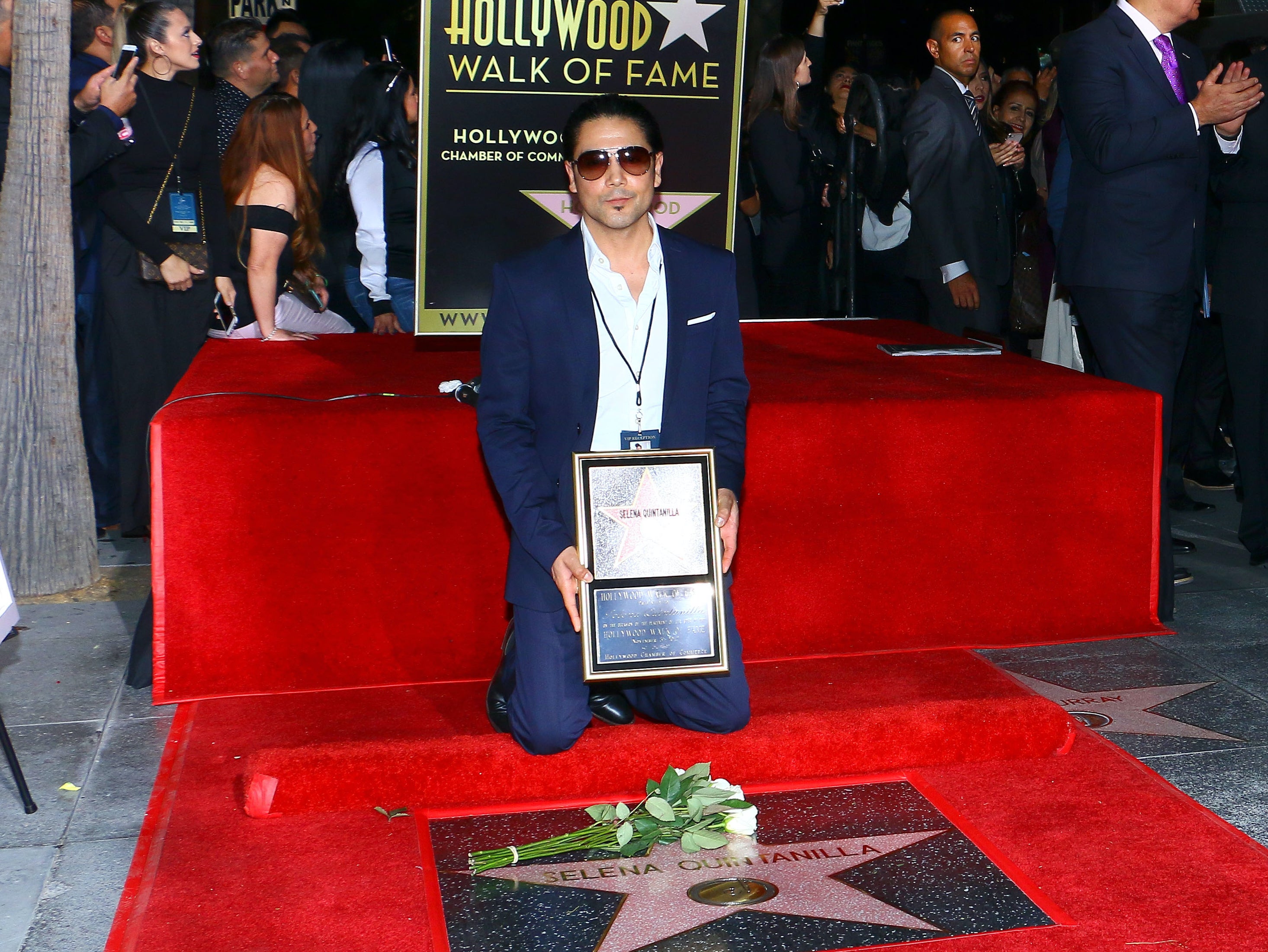 Chris Perez posa con la estrella dedicada a Selena en el Paseo de la Fama de Hollywood el 3 de noviembre de 2017.