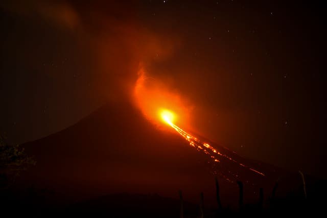 <p>El volcán cumplió cuatro días de intensa actividad</p>