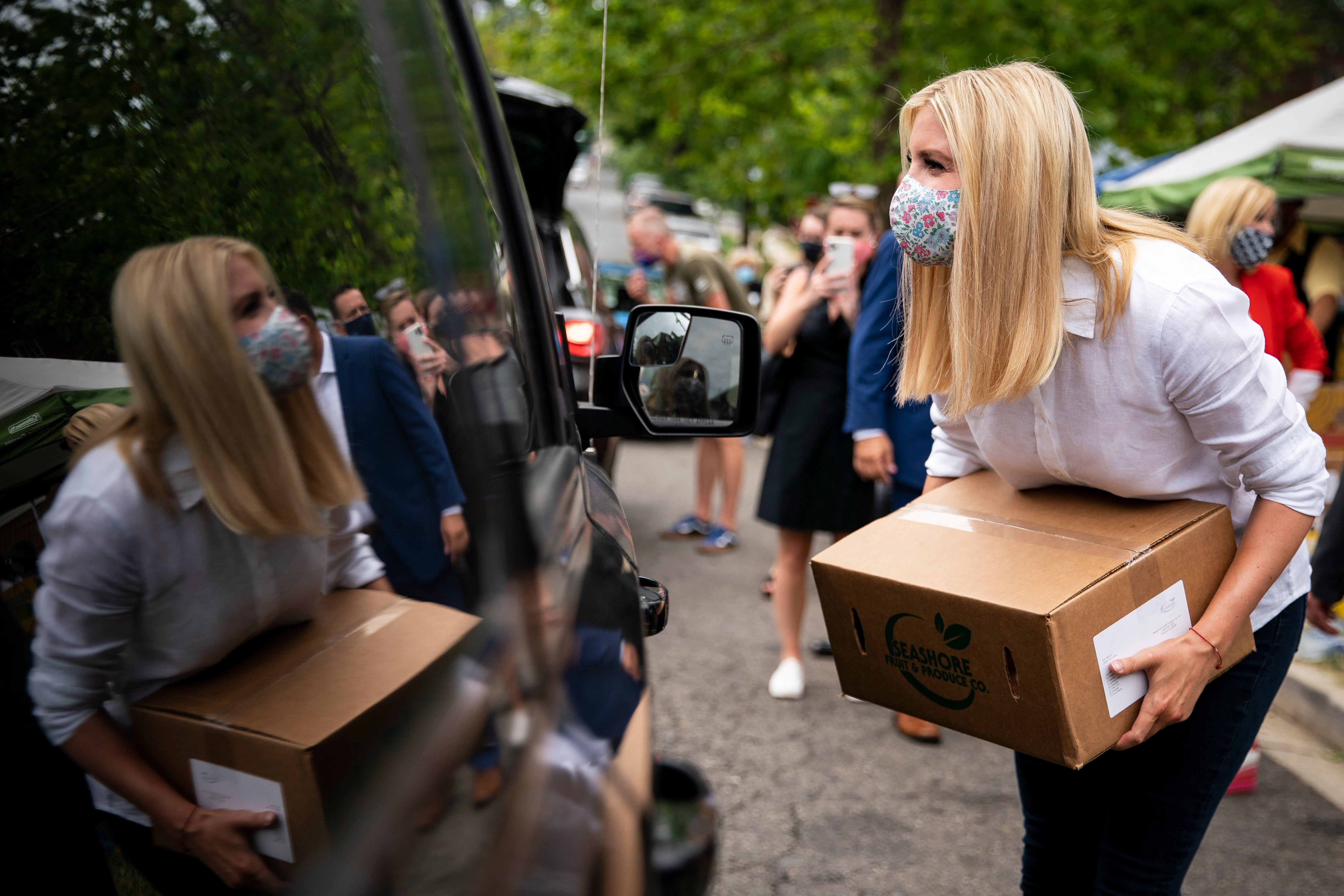 Ivanka Trump ayuda a distribuir cajas de alimentos como parte del programa de cajas de alimentos Farmers to Families, en el DC Dream Center, el 20 de julio de 2020 en Washington, DC