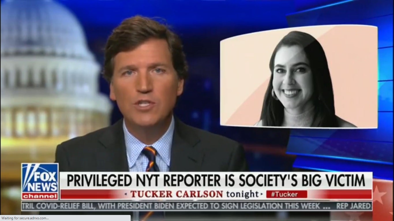 Tucker Carlson es acusado de acosar a una reportera
