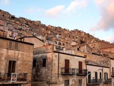 El hombre que compró una casa a $1,20 en Sicilia e insta a otros a hacer lo mismo