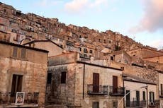 “¡Atrévete!”: El hombre que compró una casa a $1,20 en Sicilia e insta a otros a hacer lo mismo