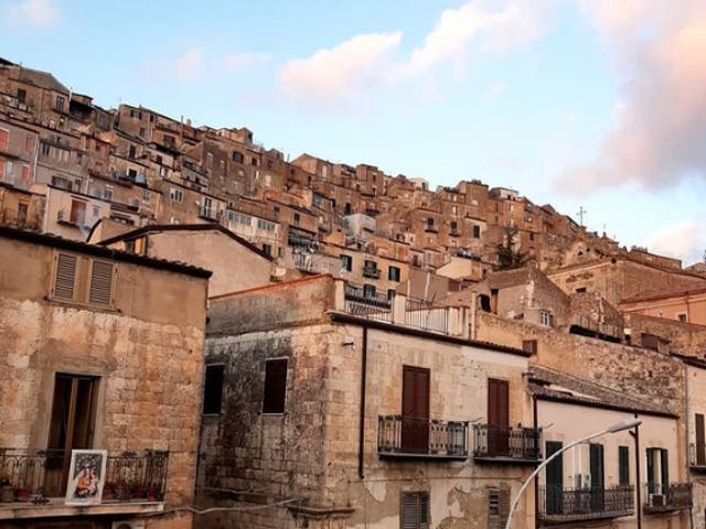 <p>Un hombre que compró una casa por 1 euro en Sicilia está animando a otros a “ir a por ello” y dice que el plan “realmente no es demasiado bueno para ser verdad”</p>
