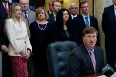 Gobernador de Mississippi firma ley que prohíbe a mujeres transgénero participar en deportes competitivos
