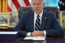 Joe Biden firma el paquete COVID de 1,9 billones de dólares en un intento histórico por reducir la pobreza