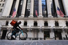 Estadounidenses “fatigados por la cuarentena” están saliendo más que antes de la pandemia, según revelan datos telefónicos