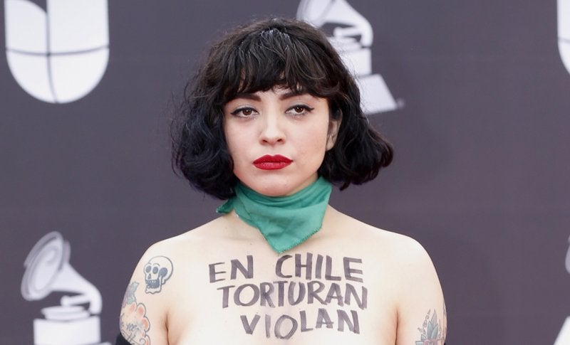 Mon Laferte pide a AMLO romper el “pacto patriarcal”