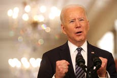 Biden dice que las parrilladas al aire libre del 4 de julio podrían marcar la “independencia del virus”, pero advierte que las condiciones “pueden cambiar”