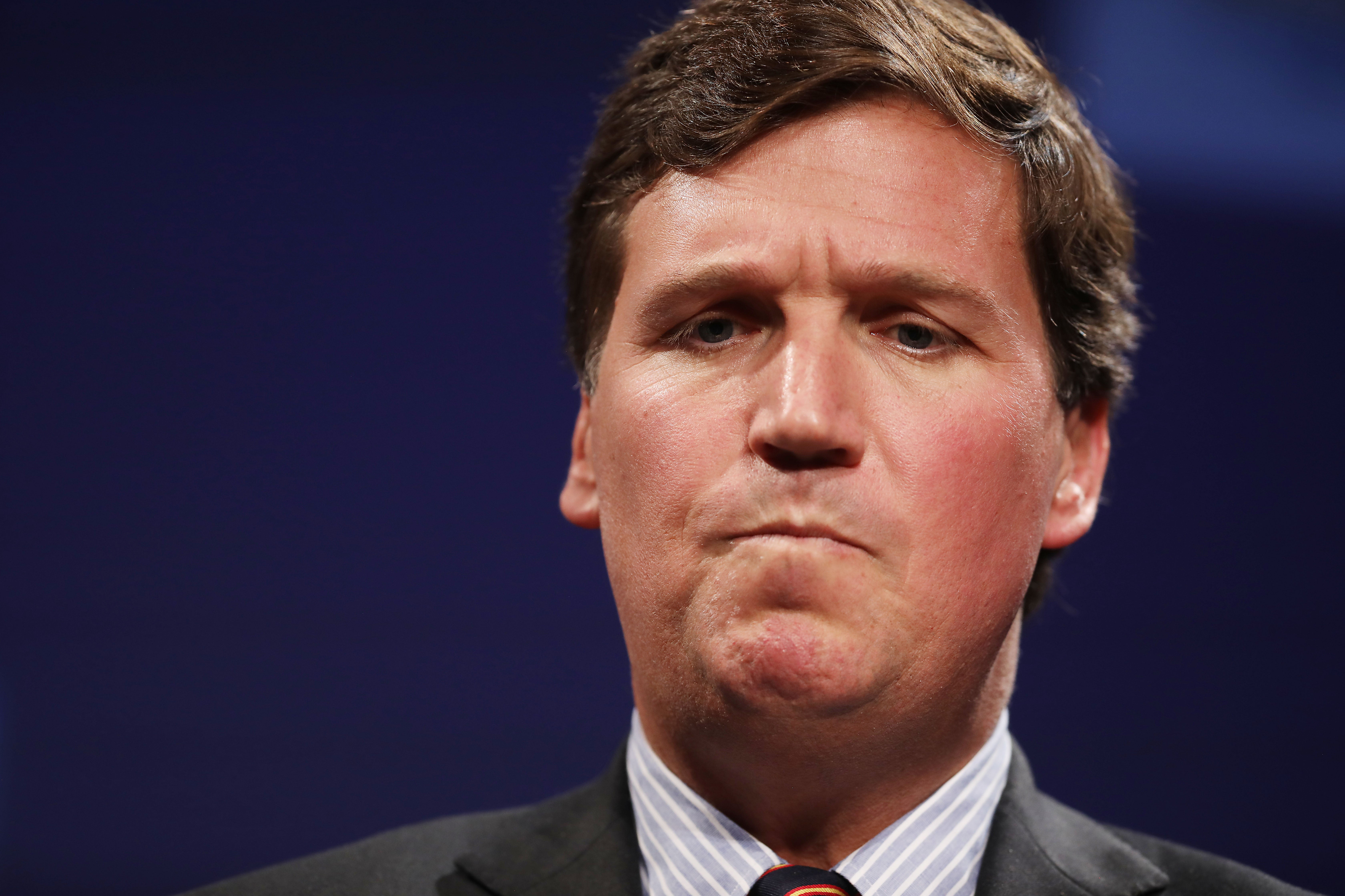 Usuarios de redes sociales reaccionan contra Tucker Carlson por burlas hacia Barack Obama