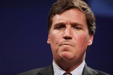 Usuarios de redes sociales reaccionan contra Tucker Carlson por burlas hacia Barack Obama