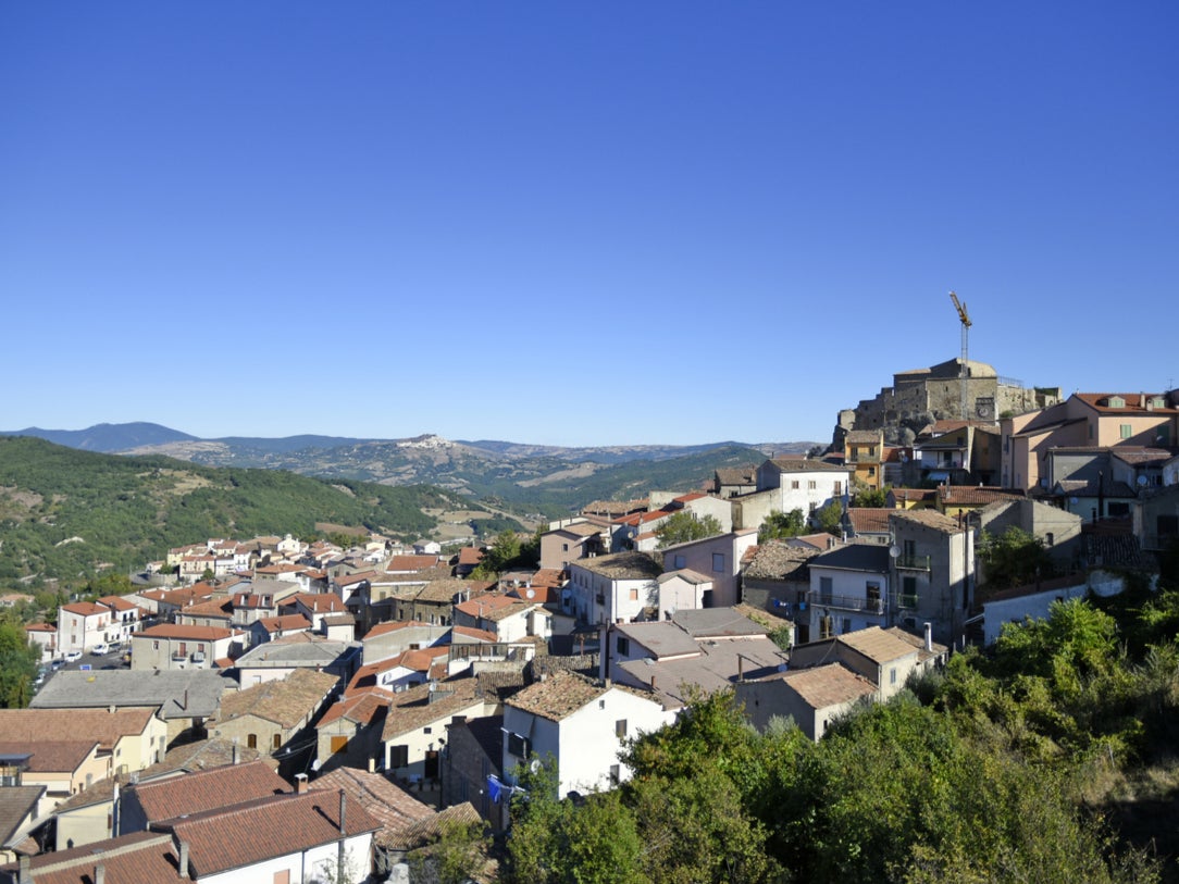 Pueblo italiano vende casas para nuevos residentes en 1€ y sin depósito