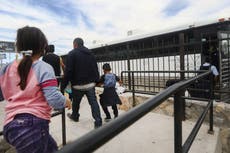 Dentro de la crisis de vacunación en los centros de detención de ICE