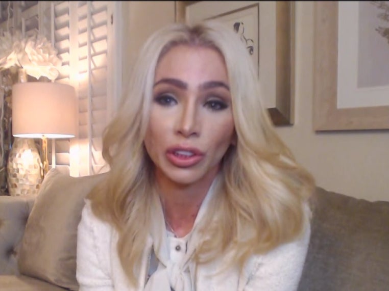 Exseguidora de QAnon compara el movimiento con la adicción a las drogas y el alcohol