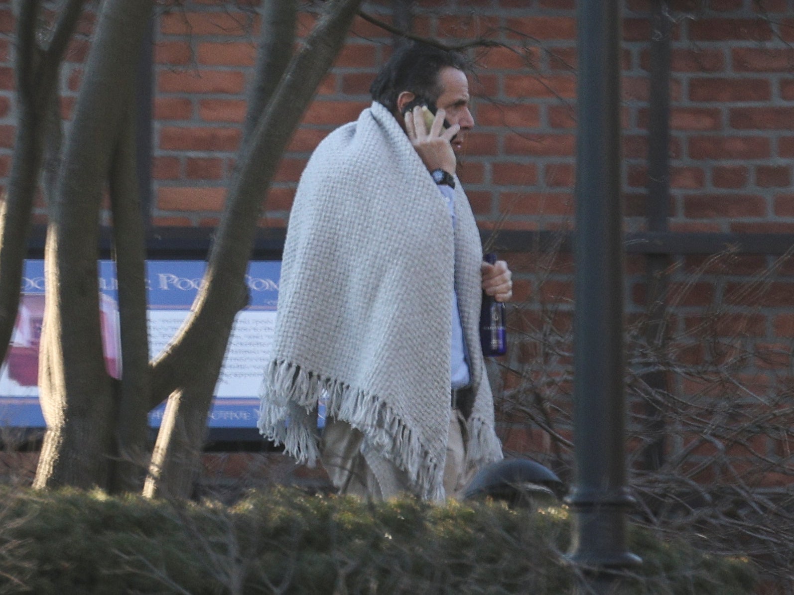 Andrew Cuomo se deja ver envuelto en una manta y las redes sociales lo trolean