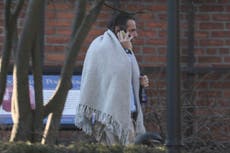 Andrew Cuomo se deja ver envuelto en una manta y las redes sociales lo trolean