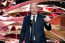 Bill Burr se equivoca al pronunciar el nombre de Natalia Lafourcade durante los Grammy