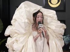 Noah Cyrus genera comparaciones con el papel higiénico y las sábanas con su atuendo en los Grammy