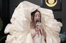 Noah Cyrus genera comparaciones con el papel higiénico y las sábanas con su atuendo en los Grammy