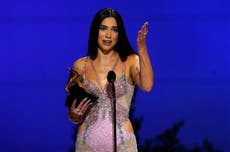 Dua Lipa celebra el empoderamiento femenino mientras las mujeres dominan los Grammy