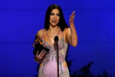 Dua Lipa celebra el empoderamiento femenino mientras las mujeres dominan los Grammy