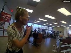 Mujer que se niega a usar cubrebocas en Texas es esposada y arrastrada fuera de un banco
