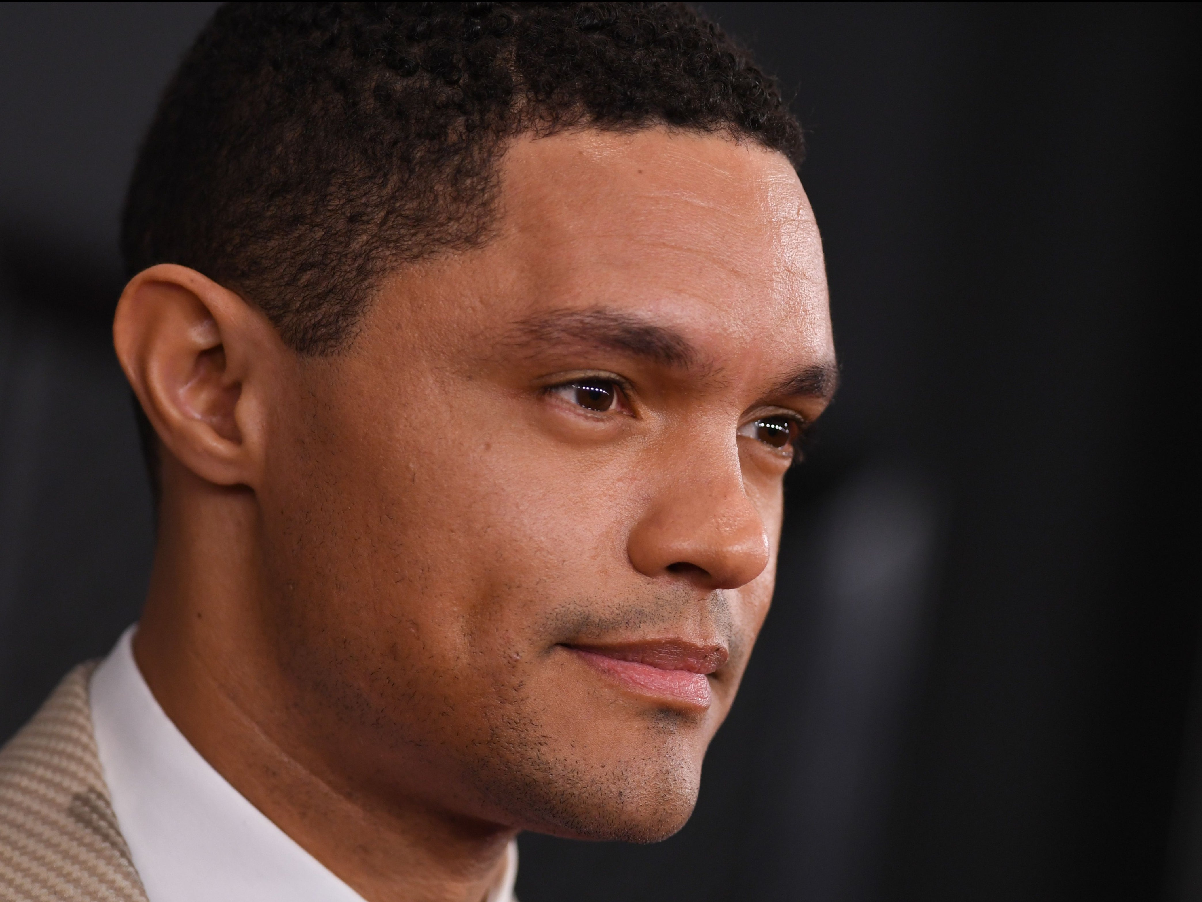 Trevor Noah es elogiado por su opinión sobre el caso de Kyle Rittenhouse: “Eso es una mi***a”