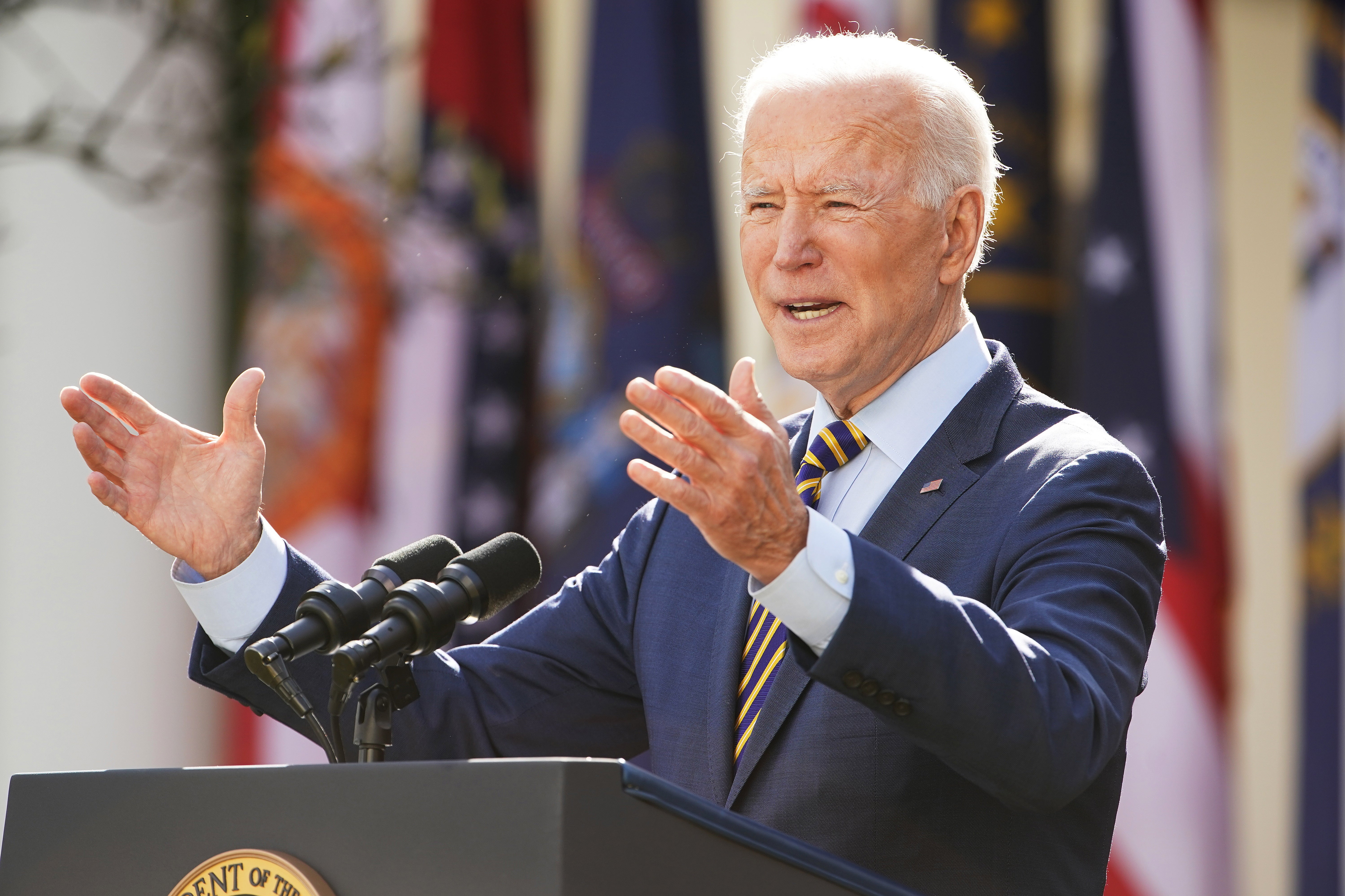 Biden considera el primer aumento de impuestos desde 1993 para pagar el estímulo económico
