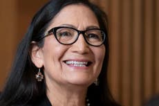 Confirman a Deb Haaland como la primera Secretaria de Gabinete de nativos americanos en un momento histórico