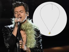 Seguidores de Harry Styles, obsesionados con el peculiar collar de plátano fálico que usó en los Grammy
