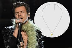 Seguidores de Harry Styles, obsesionados con el peculiar collar de plátano fálico que usó en los Grammy