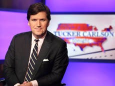 “Diseñado para incitar”: Tucker Carlson es acusado de instigar el odio racial al comparar a Tammy Duckworth con el KKK