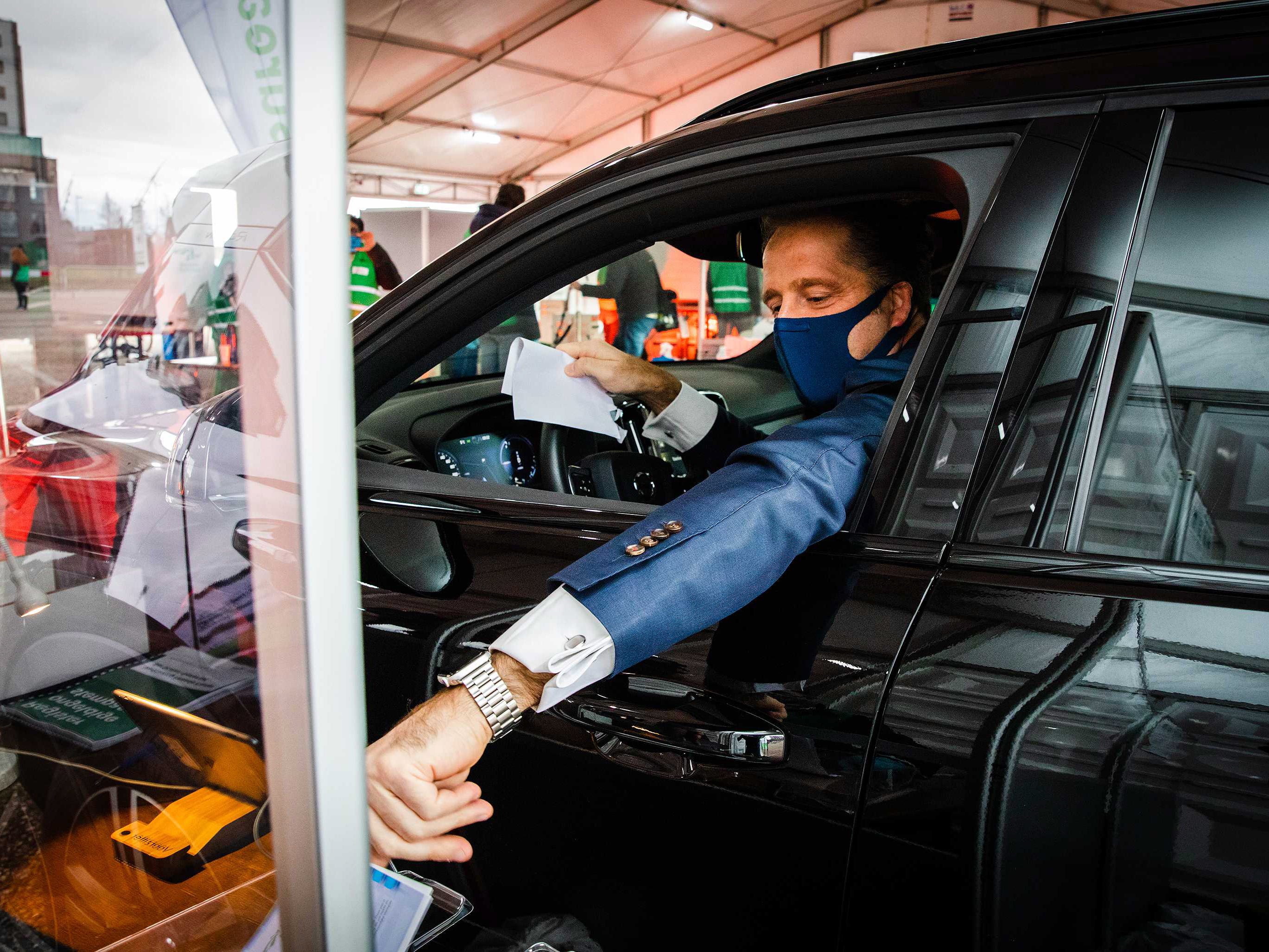 Ministro de salud holandés se presentó a votar con pasaporte vencido; lo enviaron a casa 