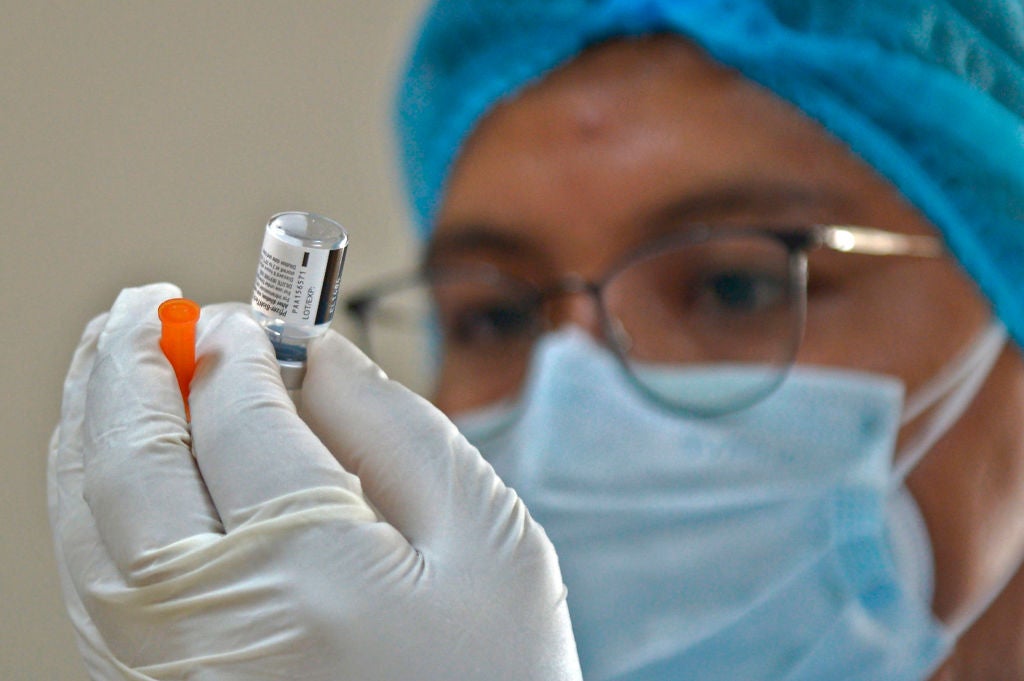 COVID: Vacunación VIP en Ecuador provoca un nuevo escándalo