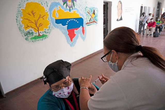 <p>El anuncio pone en duda la llegada de 1.4 millones de vacunas de la farmacéutica británica, que están contempladas para ser entregadas por el mecanismo COVAX  </p>