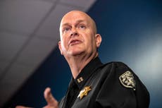 El portavoz del Sheriff de Georgia es retirado después de críticas por los comentarios sobre el tiroteo en el spa de Atlanta