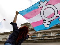 Arkansas prohíbe la terapia de reemplazo hormonal o cirugías de afirmación de género a jóvenes trans