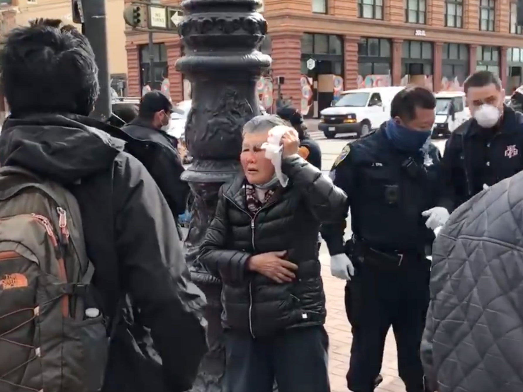 Una anciana asiática se defiende de agresor en San Francisco en medio de vigilias contra los delitos de odio hacia los asiáticos en todo Estados Unidos