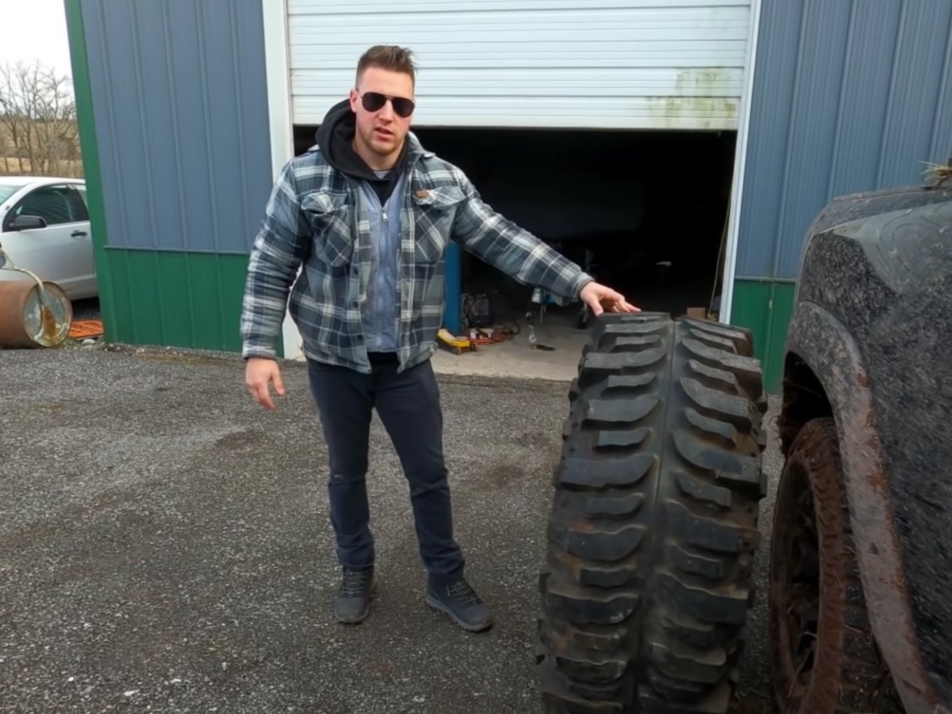 YouTuber tiene 18 cargos en su contra después de “destrozar” con una camioneta un arroyo protegido 