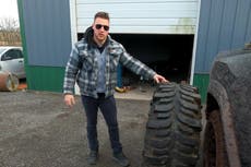 YouTuber tiene 18 cargos en su contra después de “destrozar” con una camioneta un arroyo protegido