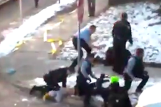 Video muestra a un oficial aplicando la misma maniobra usada contra George Floyd, pero esta vez en un campamento de personas sin hogar de Minneapolis