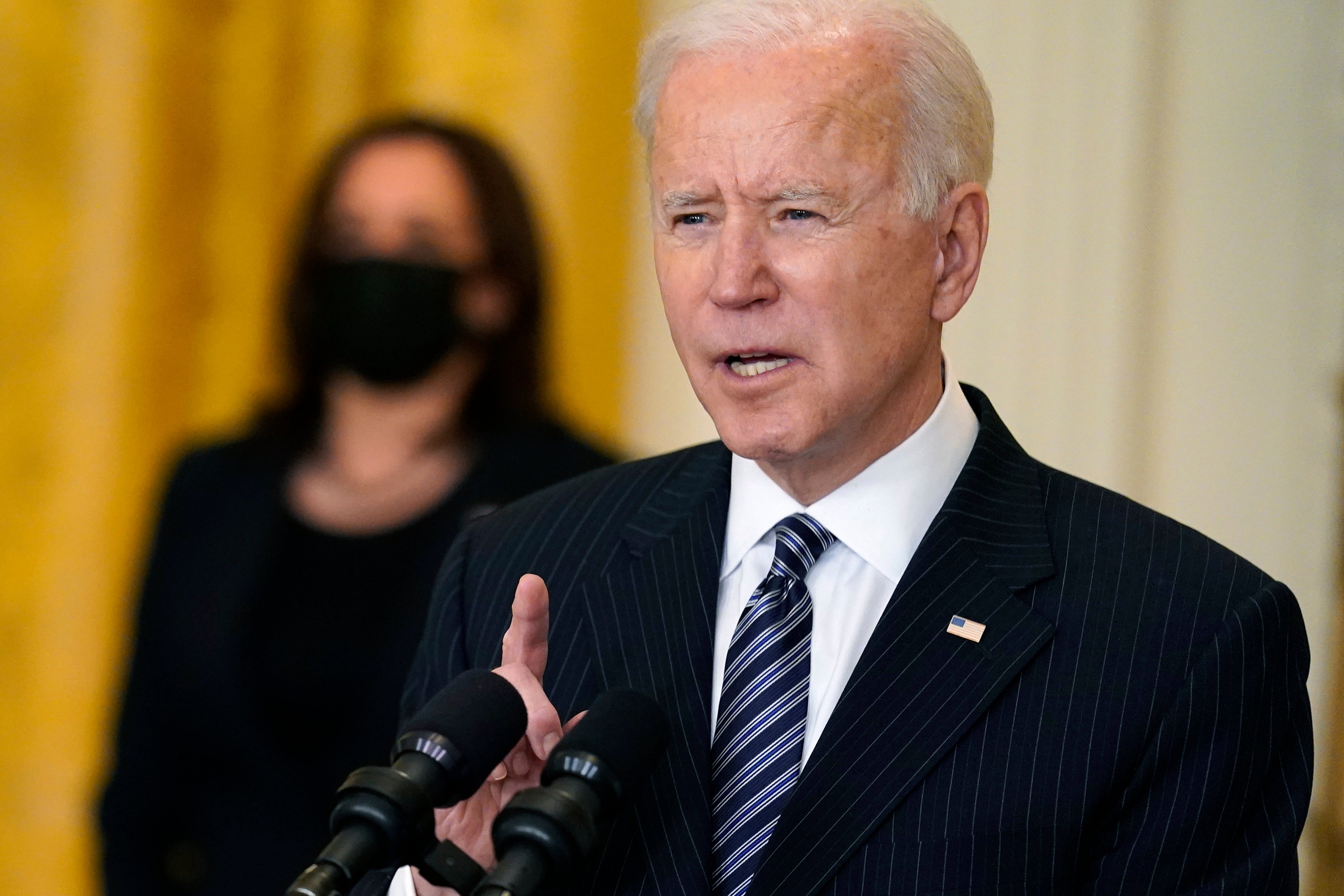 Biden dice que el objetivo de aplicar 100 millones de vacunas en 100 días se alcanzará el viernes, 42 días antes de lo previsto