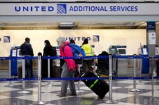 La administración de Biden está considerando relajar las restricciones de viaje de Covid a mediados de mayo, según un informe