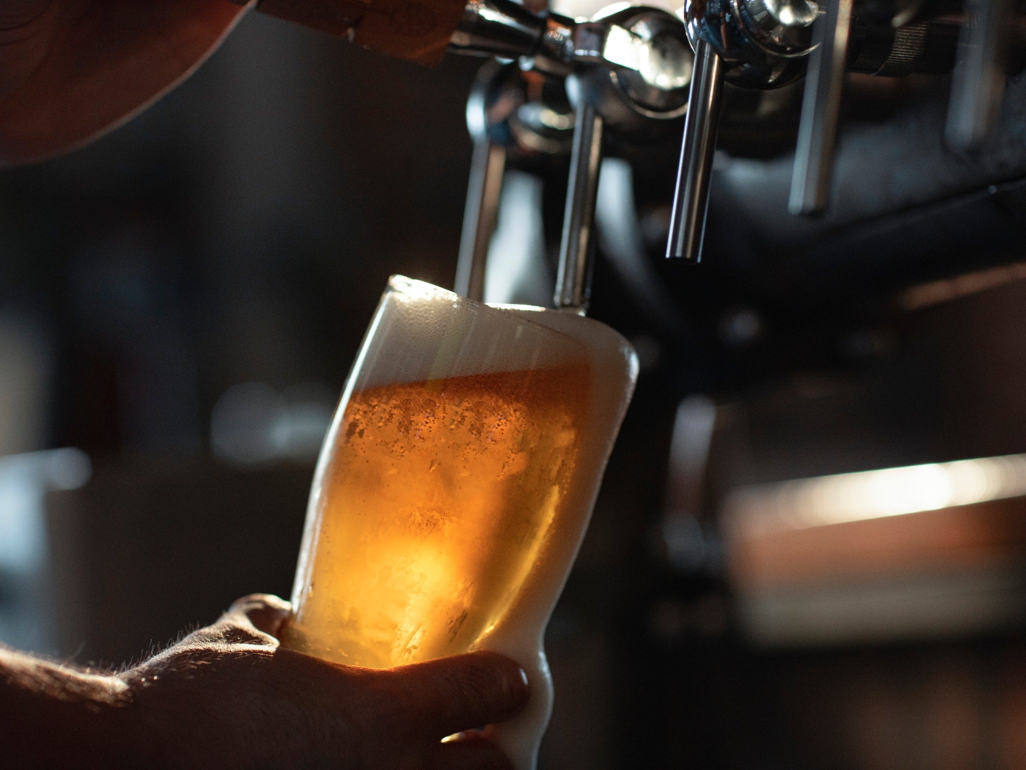 ¿Se puede beber alcohol antes o después de la vacuna contra el covid-19?