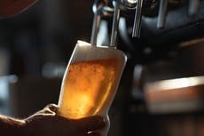 ¿Se puede tomar alcohol antes o después de la vacuna contra el covid-19?