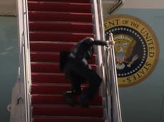 Joe Biden se cae tres veces al subir las escaleras del Air Force One