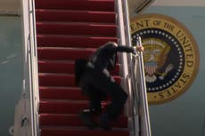 Joe Biden se cae tres veces al subir las escaleras del Air Force One