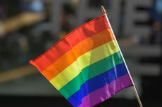Tres acusados de crueldad infantil tras vídeo de niño de 12 años al que afeitaron con la palabra “gay”
