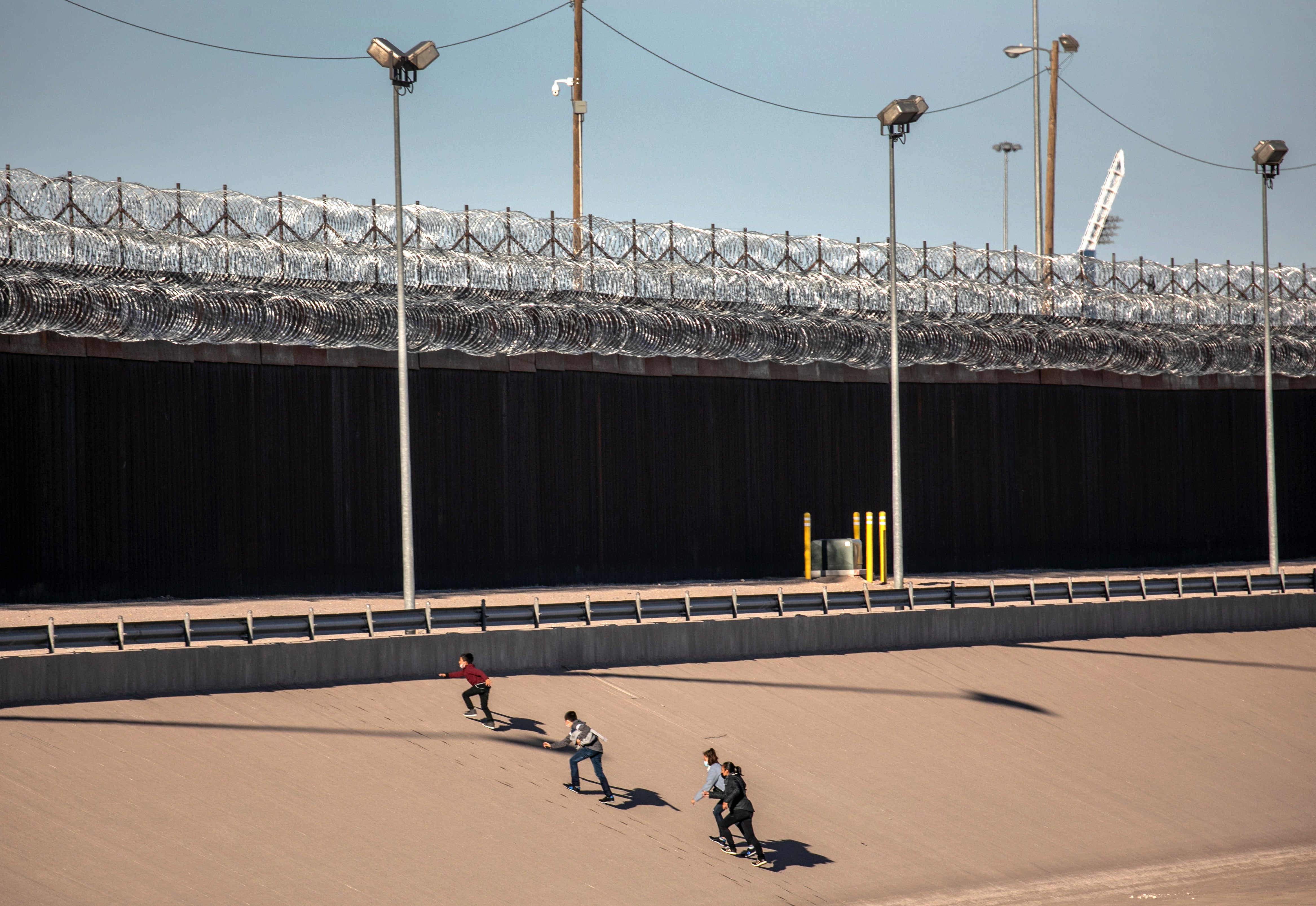 Administración de Biden desata críticas por restringir el acceso a periodistas a las instalaciones fronterizas