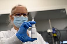 Vacuna COVID en aerosol podría ser más efectiva que las inyecciones, dicen los científicos